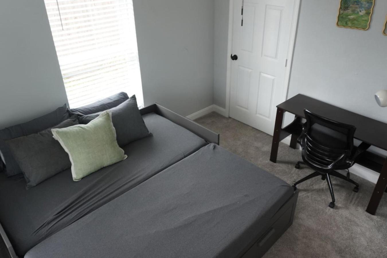 Homey 2bed 1bath In Quiet Neighborhood *