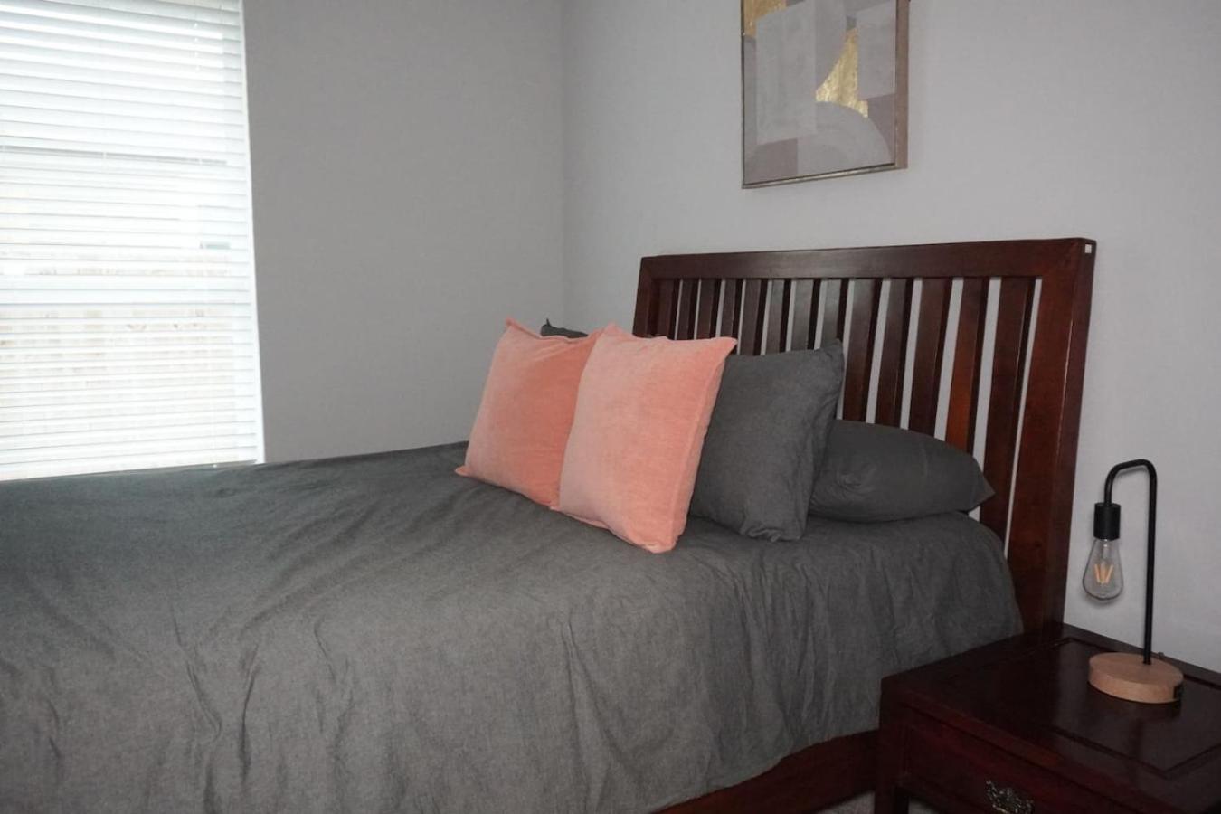 Homey 2bed 1bath In Quiet Neighborhood Holiday home