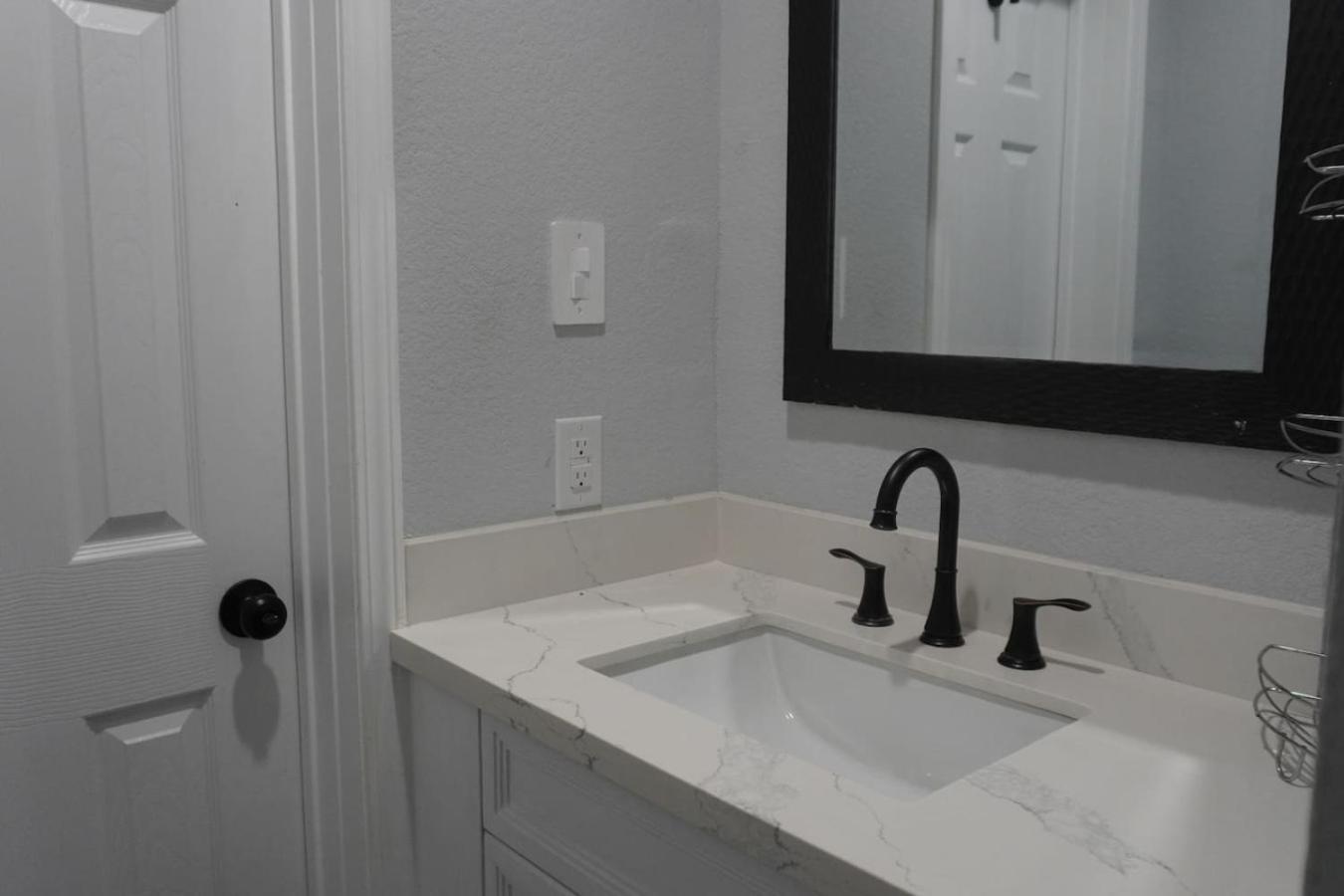 Holiday home Homey 2bed 1bath In Quiet Neighborhood *